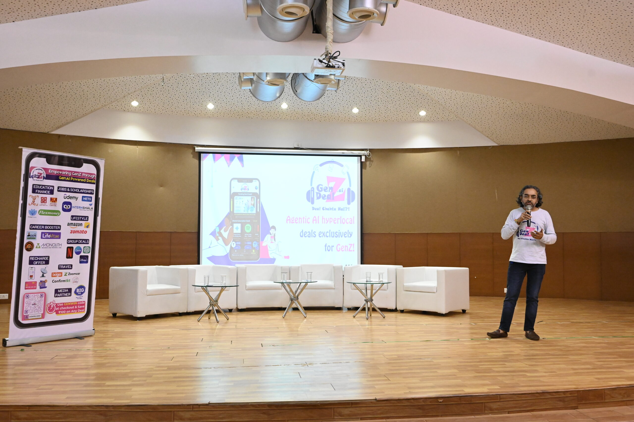 Akshay sir giving the pitch to Kumbhathon Investors (GenZDealZ.ai is one of the top 10 startup who got shortlisted for pitching in front of investor)